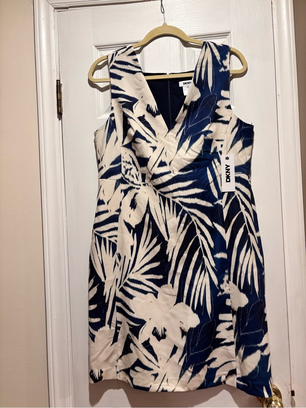 NWT Women’s DKNY Navy and White Palm Tree V Neck Sheath Dress Size 10